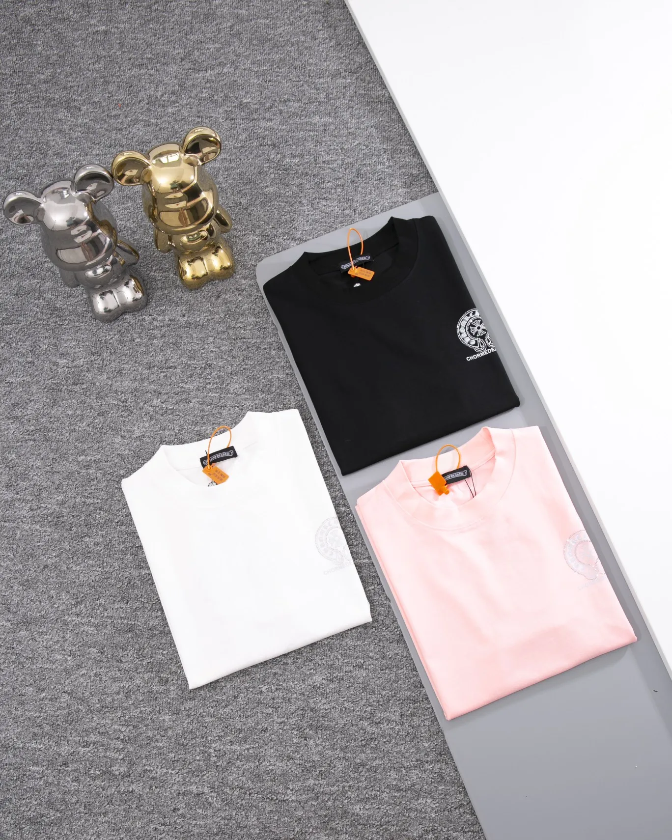 P190 CHROME HEARTS hot-drilled short-sleeved T-shirt. The front and rear panels are marked with high-end hot-drilled flower craftsmanship. The fabric is comfortable and soft, and the high-end washing water is used. The ribs are customized and dyed in the same cylinder. Three standards are complete, the official website is synchronized, and the original mold is opened. The same style for men and women. It is also a practical item that is necessary for daily use. Color: Black White Pink Size: S M L XL